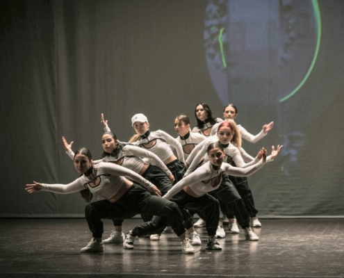 dans modern Trupa The Sky Iasi dans modern Trupa The Sky Iasi