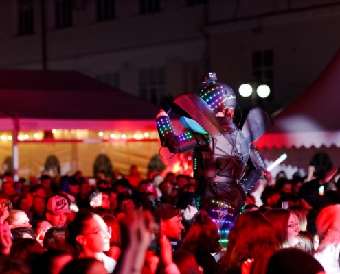 Robot LED pe catalige Trupa The Sky Iasi